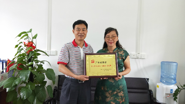 1532055841629468.jpg 林宇为必赢体育
法学系教工党支部授牌.JPG